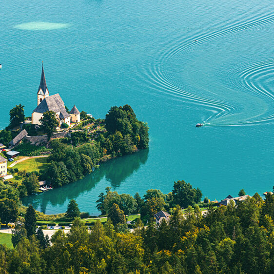 Kapelle an türkisem Wörthersee